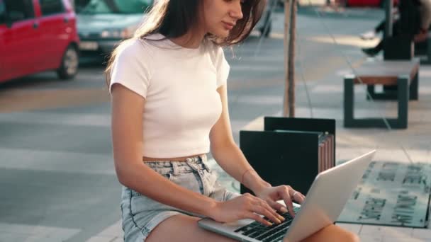 Девушка-подросток использует ноутбук. — стоковое видео