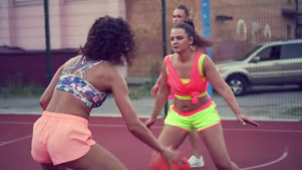 Een groep vrouwen speelt basketbal.. — Stockvideo