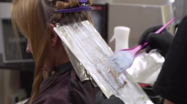 Kuaförde saç boyası.