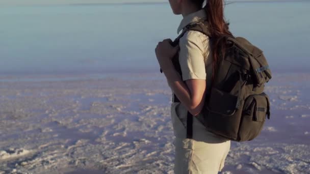 Mujer turista en la naturaleza. — Vídeos de Stock