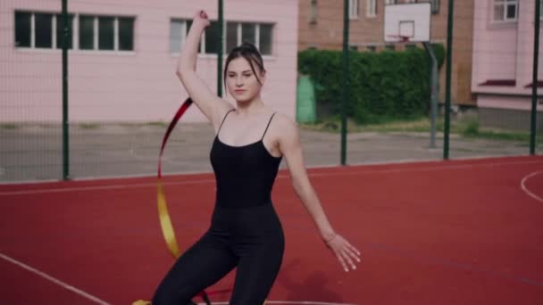 Mladá žena gymnastka cvičí. — Stock video