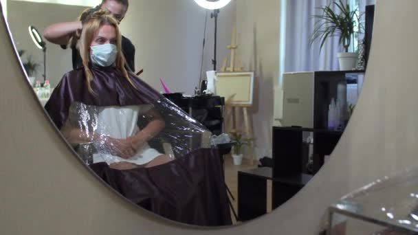 Schoonheidssalon bij een pandemie. — Stockvideo