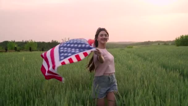 Löpande flicka med USA flagga. — Stockvideo