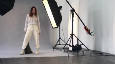 Fotoğraf çekimi sırasında stüdyoda poz veren kadın model..