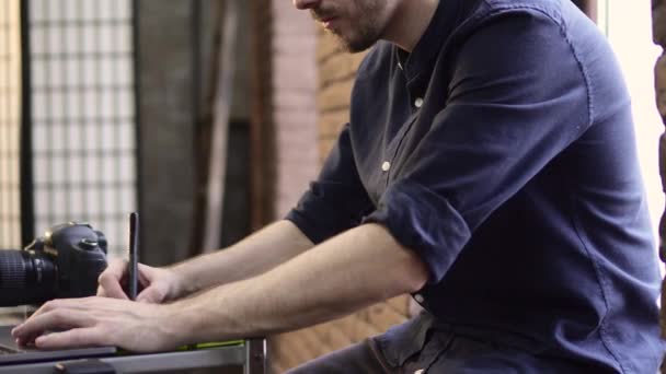 Gesneden mannelijke fotograaf maakt gebruik van een grafische tablet. — Stockvideo