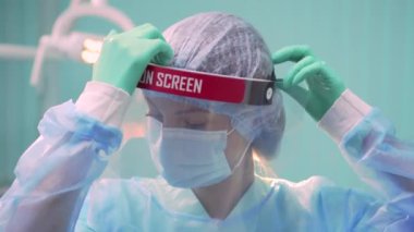 Doktor maskesini çıkardı..