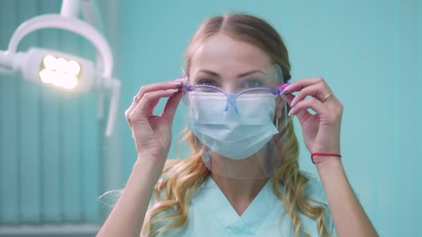 Dentist woman portrait. — Stock Video