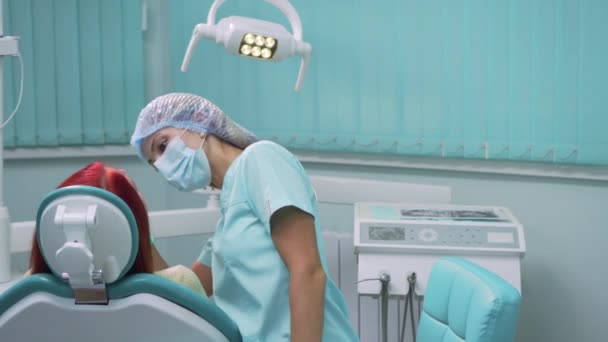 Mulher dentista no trabalho. — Vídeo de Stock