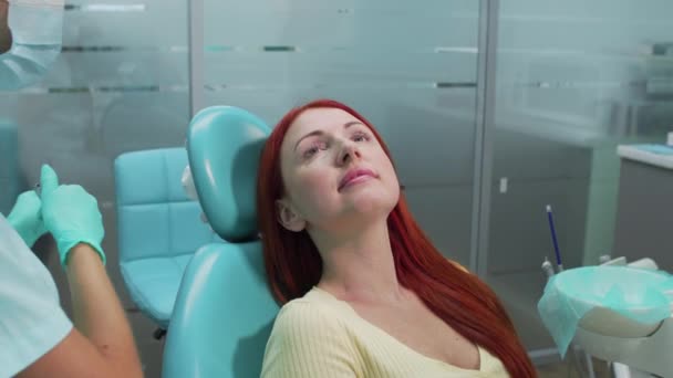 Mulher dentista no trabalho. — Vídeo de Stock