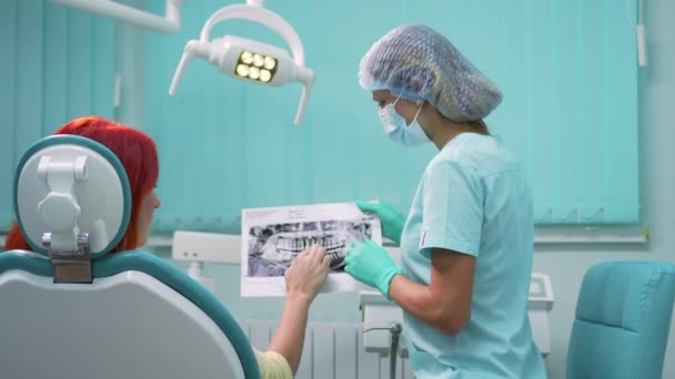 Mulher no consultório de dentistas. — Vídeo de Stock