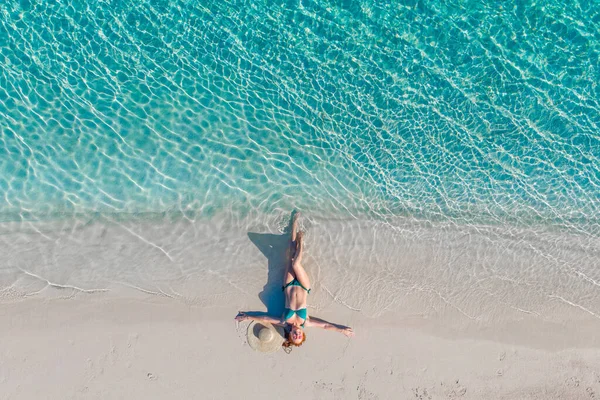 Жінка туристка на пляжі, вид зверху . — стокове фото