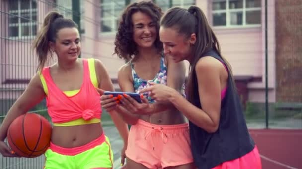 Een groep vrouwen op het basketbalveld. — Stockvideo