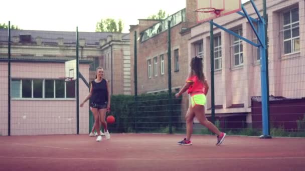 Een groep vrouwen speelt basketbal.. — Stockvideo