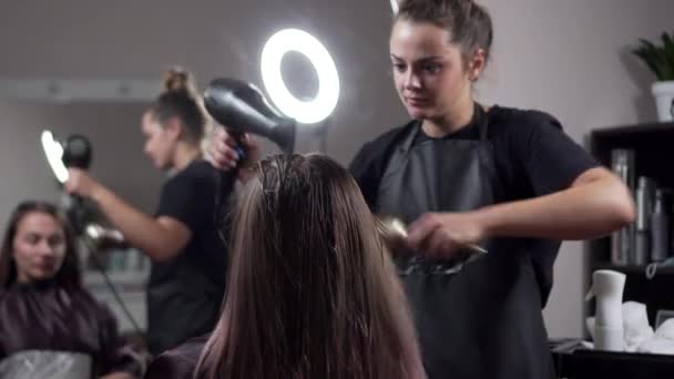 O cabeleireiro mestre trabalha. — Vídeo de Stock