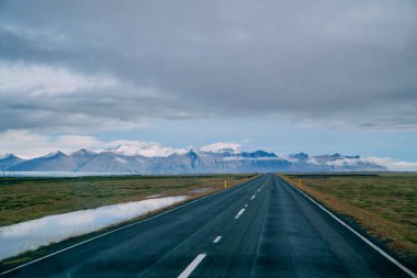 Ufkun ötesine giden yol.