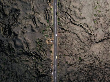 Yer yüzeyi donmuş lav hava görüntüsüyle kaplı.