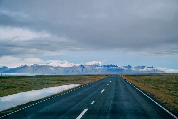 El camino que cruza el horizonte. — Foto de Stock