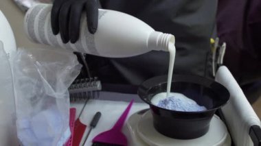 Kuaförde saç boyası.