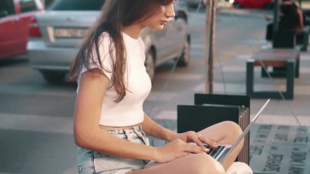 Chica adolescente utiliza un ordenador portátil. — Vídeo de stock