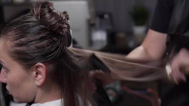 Le maître coiffeur travaille. — Video