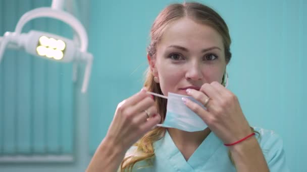 Zubařka portrét. — Stock video