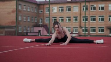 Kadın jimnastikçi sicim yapıyor.