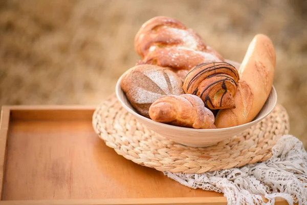 Pão fresco em um prato. — Fotografia de Stock