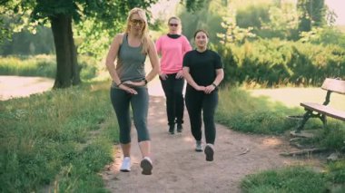 Parkta spor yapan üç orta yaşlı kız arkadaş.. 