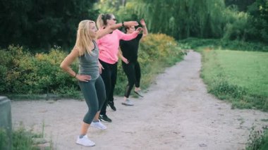 Parkta spor yapan üç orta yaşlı kız arkadaş.. 