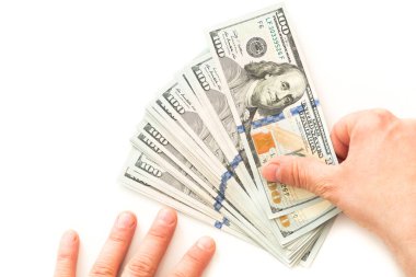Amerikan doları, beyaz bir arka plan üzerinde yüz dolarlık banknot