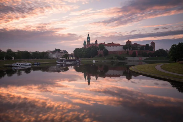 Cracovia Polonia Salida Del Sol Sobre Ciudad Vista Desde Detrás —  Fotos de Stock