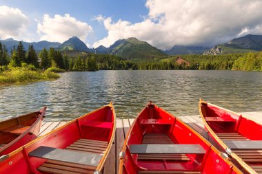 Panorama mountain lake Strbske Pleso Tatra Dağları'nda. Summers'ın renkleri ve yüzme için tekne