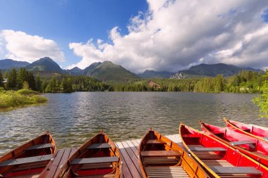 Panorama mountain lake Strbske Pleso Tatra Dağları'nda. Summers'ın renkleri ve yüzme için tekne