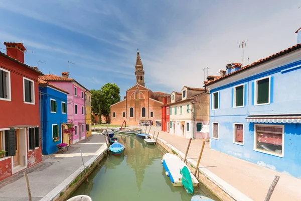 Arquitetura Colorida Ensolarada Ilha Burano Uma Atração Turística Perto Veneza — Fotografia de Stock