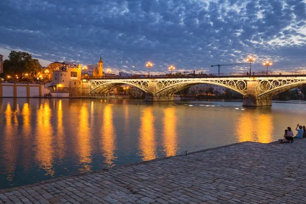 スペイン セビリア トリアナのファッショナブルな歴史的な地区の夜景 — ストック写真