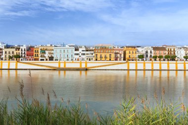 Sevilla, İspanya, su manzaralı Triana bölgesinin tarihi mimarisi için