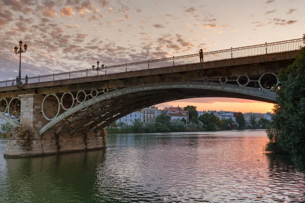 Puesta Sol Sobre Histórico Puente Triana Sevilla España — Foto de Stock