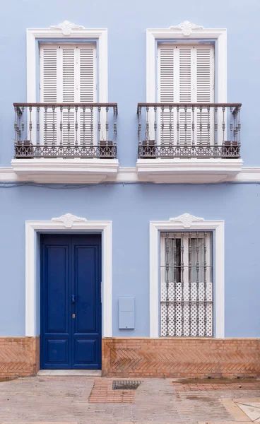 Pastel Azul Vivienda Que Con Elegantes Ventanas Puertas — Foto de Stock