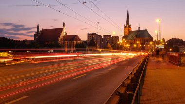 Szczecin güneş battıktan sonra. Kentsel ışıklar şehir merkezini aydınlatıcı. Uzun köprü görüntülemek