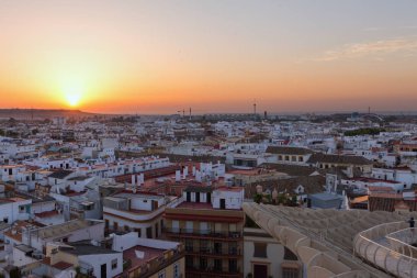 Sevilla, İspanya. Alacakaranlıkta şehir manzarası