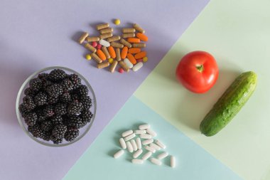 Tıbbi hapları ve taze, sağlıklı meyve doğal vitamin kaynağı
