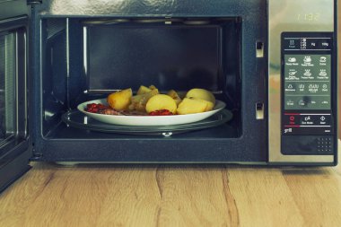 Bir ısıtmalı yemek ile mikrodalga fırın