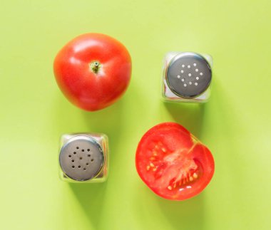 Tuz ve biber ile yeşil bir arka plan üzerinde boş yer ile domates