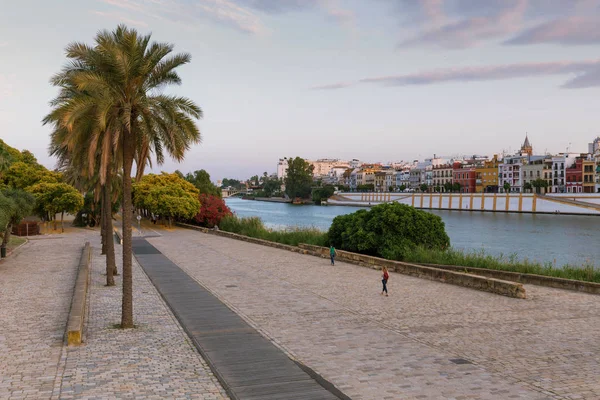 Sevilla Spanya Nehir Kenarında Bulvarı Istirahat Toplantılar Için Bir Yer — Stok fotoğraf