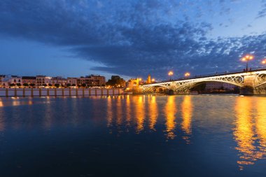 Gece, İspanya Sevilla / Panoramic view eski kentinde tarihi bir köprü