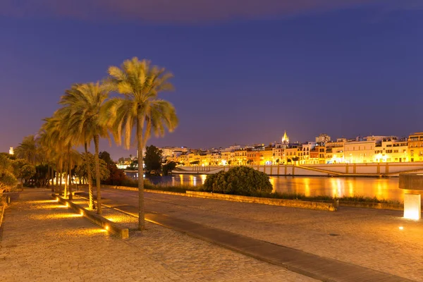 Seville Gece Nehir Kenarında Bulvarı Istirahat Toplantılar Için Bir Yer — Stok fotoğraf