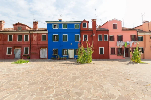 Pequeño Acogedor Patio Con Colorida Casa Campo Burano Venecia Pequeño — Foto de Stock