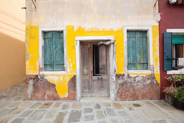 Pátio Pequeno Acolhedor Com Casa Campo Colorida Burano Veneza — Fotografia de Stock