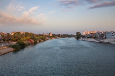 Sevilla, İspanya. Alacakaranlıkta şehir manzarası