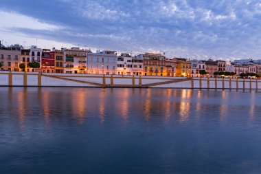 Sevilla, İspanya, gece görüş Triana şık ve tarihi ilçeleri